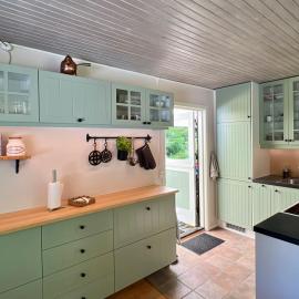 Cozy And Updated House On Large Private Lot, hotel in Højby