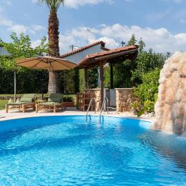 Palm Nest Villa with private pool in Chalkidiki, hotelli kohteessa Vergia