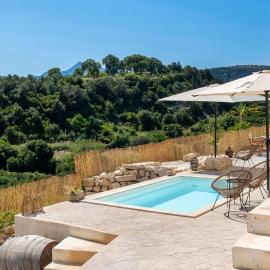 Aerida GuestHouse Of Stone - Shared Pool Nests near Rethimno, hotel v destinaci Kapsalianá