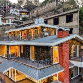 ELIVAAS Signature Bask and Blessings Mist Suites with Private Balcony, hotel di Dagshai