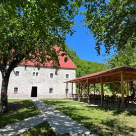 Bujtina Shpjia e Gjyshit – hotel w mieście Ndërlysaj
