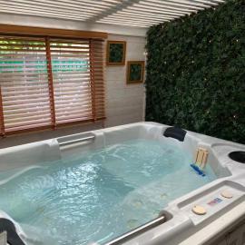 Chalet 2 pers avec Jacuzzi – hotel w mieście Pissos