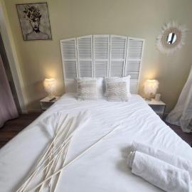 Chambre Premium "Plume"- SDB privée & coin repas, hotel in Sainte-Geneviève-des-Bois