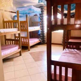 Open Skyz Backpackers Hostel، فندق في كامبالا
