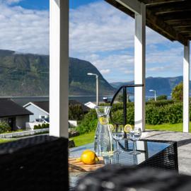 Mountain View Apartment, Free Parking, Hiking Nearby, hótel í Álasundi