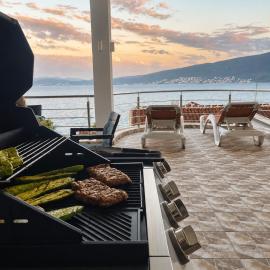Seafront Villa Montenegro1 min to the Sea, hotel in Baošići