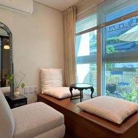 Seoul Station ㅣThe interior of a hanok with a terrace