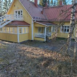 Keltasirkku, hotel a Eskola
