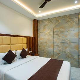 Brown Inn Luxury Hotel Near US Consulate BKC