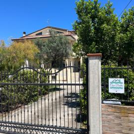 Casa Duilia: una villa tra mare e collina, hotell i San Vito Chietino