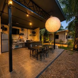 บ้านสวนริมน้ำยางยวนโฮมลอดจ์ พูลวิลล่า, Hotel in Ban Don Manao