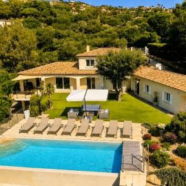 Villa provençale avec piscine chauffée, entourée de verdure et au calme