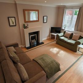 Modern 3 Bedroom house, free parking, town centre