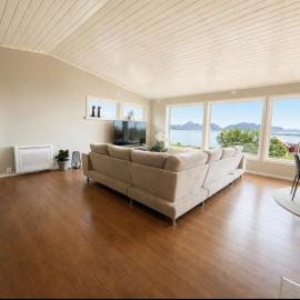 Fin leilighet med fjord utsikt, hotel i Ulstein