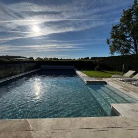 Les gîtes de la Grange de Léonie - jacuzzis privatifs et Piscine, Hotel in Vierzon