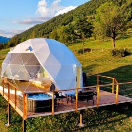 Starry Dome - Manta's Retreat Glamping Cornereva, hotel u gradu 'Cornereva'