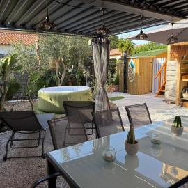 Charmant appartement avec jardin et jacuzzi à 3 minutes de la plage, Hotel in Marseillan