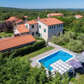Holiday House OLIVE GROVE with pool and garden