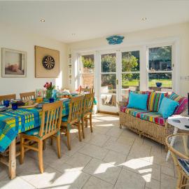 Family pet-friendly 4 double bed home in heart of Seaview, hotel in Seaview