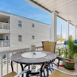 Inviting bayfront escape with outdoor seating pool and great location, hotel v destinaci Ocean City