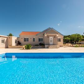Holiday Home Marija with pool, hotel em Buković