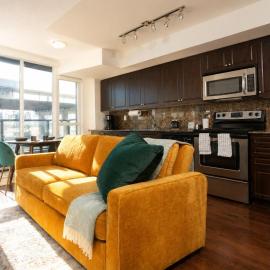 Downtown Cozy 1BR Condo - Pool & Hot Tub, Ideal for longer stays, hotel en Toronto