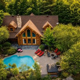 Log Cabin for Groups Hot Tub Sauna and Game Room: Mille-Isles şehrinde bir otel