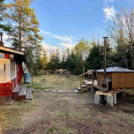 An idyllic little summer cottage in the middle of the nature with Hot tub, hotel v destinácii Utajärvi
