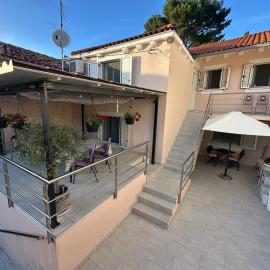 Apartments Ljubica - quiet location, free parking, terrace, 7 min from Rovenska Beach