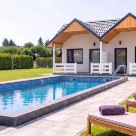 Domki Plażowa Zatoka BASEN&JACUZZI – hotel w mieście Mielenko