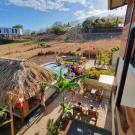 Tipsy Gypsy Bar & Hotel, Hotel in Tola