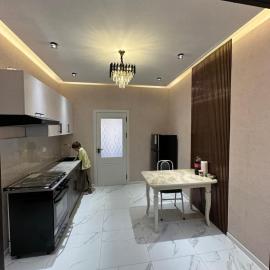 2 комнатная квартира с мебелью в новостройке, hotel in Samarkand