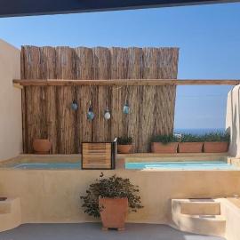 Casa Itaca luxury apartments with private jacuzzi and sea view in Finikia - Oia, hotel a Foinikiá