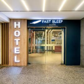 Fast Sleep Suites by Slaviero Hoteis - Hotel dentro do Aeroporto de Guarulhos - Terminal 2 - desembarque oeste, hotel in Guarulhos