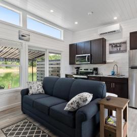 Miss Madison - Pet Friendly Floating House, hotel in Russell Springs