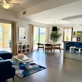 Modern 2-Bedroom with marina view in Porto Cupecoy, Hotel in Cupecoy