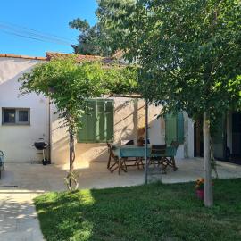Maison 100m2, piscine, parking au calme, hotel in Salon-de-Provence