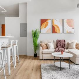 Spacious 2 Bedroom 2 Bath Suite with Queen Beds Free Parking 2 TVs, Hotel in Cleveland