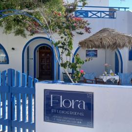 Flora Studios Perissa Santorini、ペリッサのホテル