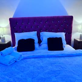 2BR Comfortable Spacious Furnished Property with Parking, hotel u gradu Bradenham