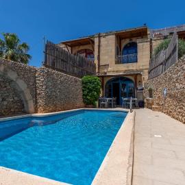 Xaghra 5BDR Farmhouse with Pool by PMI Malta, Hotel in Xagħra