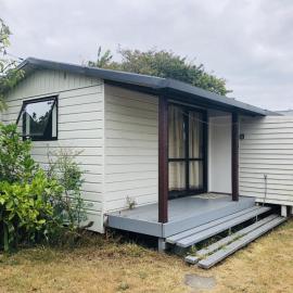 1 Double and 1 Sofa Beds Garden Chalet, hotel in Auckland