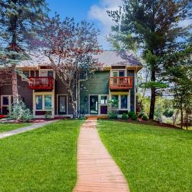 Snug 4BR Townhouse - SKI IN SKI OUT - McHenry, hotel a McHenry
