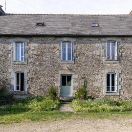 Grande maison 20 min plage, 14 personnes, 5 SDB, literie grand confort, Hotel in Rosporden