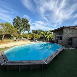 Marais Inn- grande longère avec piscine et jardin arboré , Marais Poitevin, Hotel in Sansais