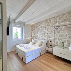 302 - MARENOSTRUM COSTARELLA LUXURY SUITES - JUNIOR SUITE CAMERA CON ANGOLO COTTURA - SPIAGGIA E NAVETTA PRIVATA AL WHITE BEACH OMAGGIO dal lun al ven fino al 08-08 solo per prenotazioni effettuate dal 27 luglio, hótel í Numana