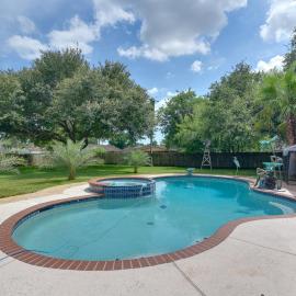 Pool & Covered Patio! Galveston County Getaway โรงแรมในดิกคินสัน