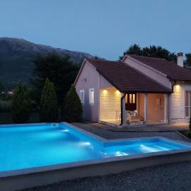 Boka Garden Retreat - Private Pool & Large Garden Near Kotor and Tivat, hotelli Kotorissa