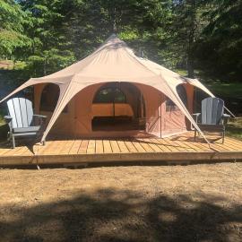 Fox Hollow Glamping Tent, hotel em Harcourt