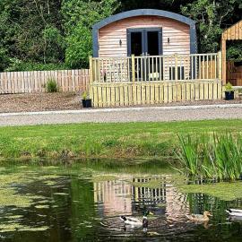 'Cosy Gem' Cabin Woodland Retreat Randalstown NI, hotelli kohteessa Whitesides Corner